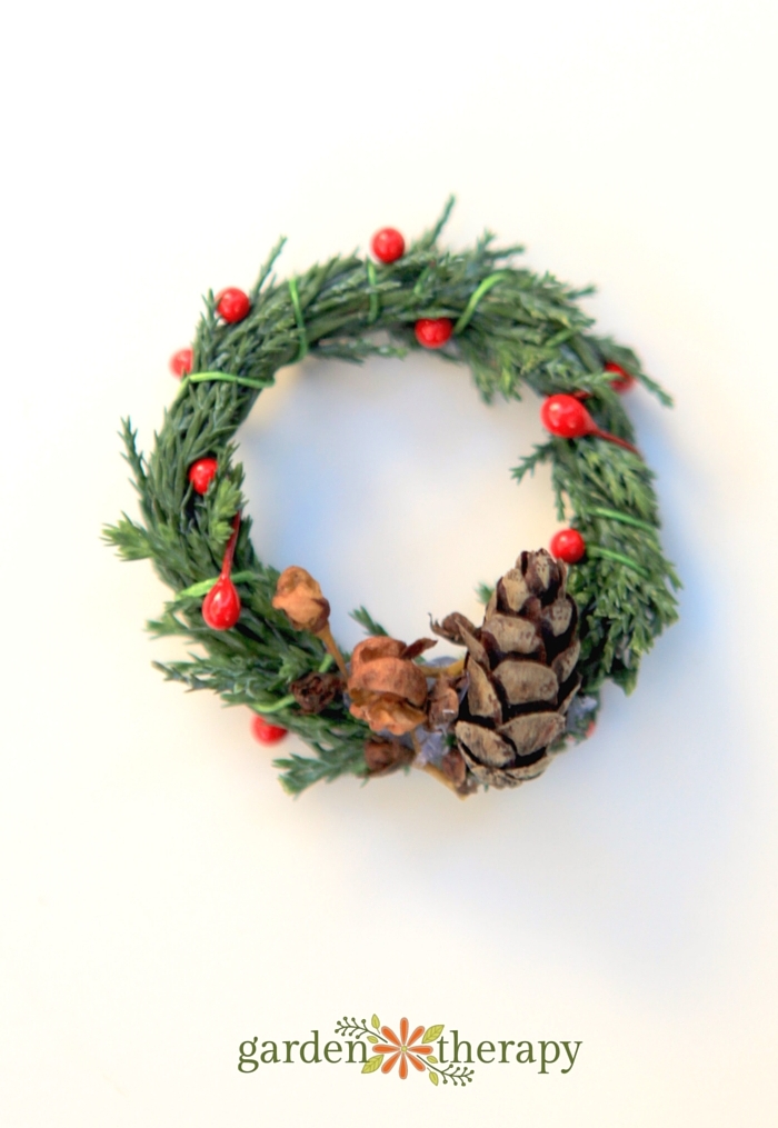 Make a miniature wreath from nature