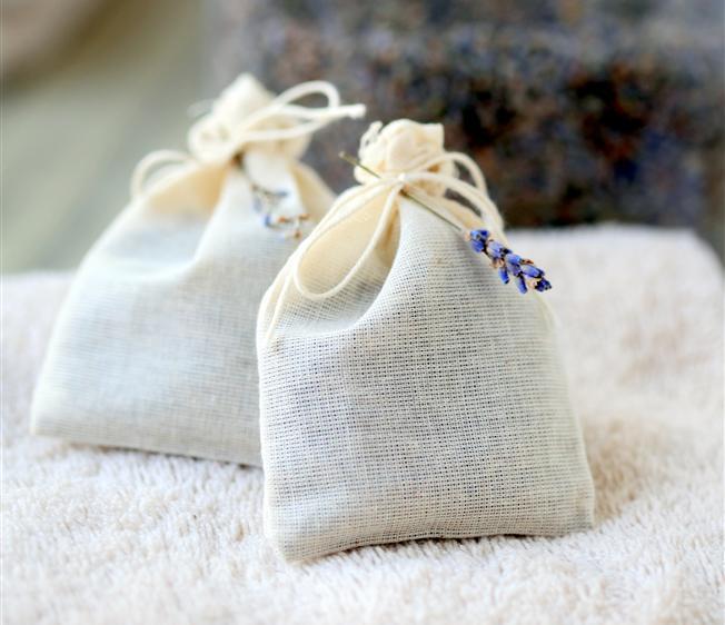 Naturally Freshen Laundry with Homemade Lavender Dryer ...