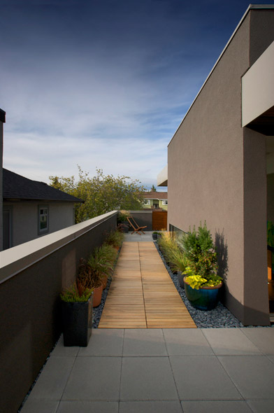 2880 West 20th Ave in Vancouver designed by Campos Leckie Studio side yard