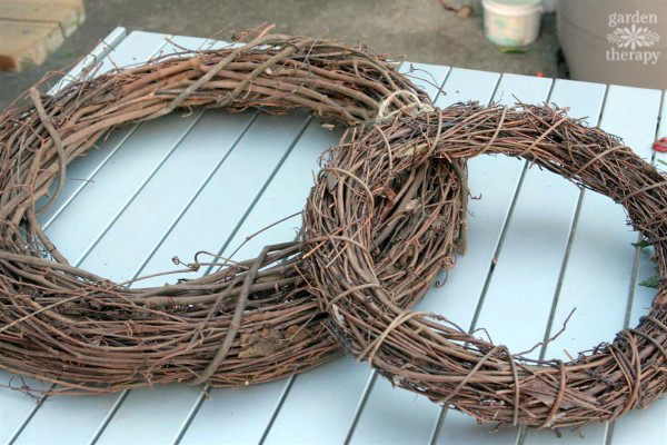 how to make a Christmas wreath using a grapevine form