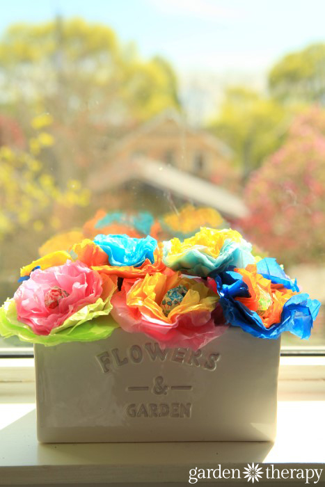 How to make these cheery tissue paper lollipop flowers