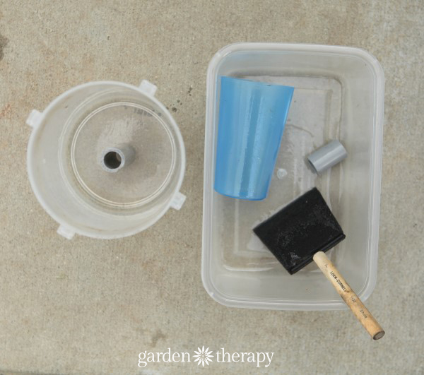 Come aggiungere il drenaggio nei vasi di cemento con il tubo di plastica