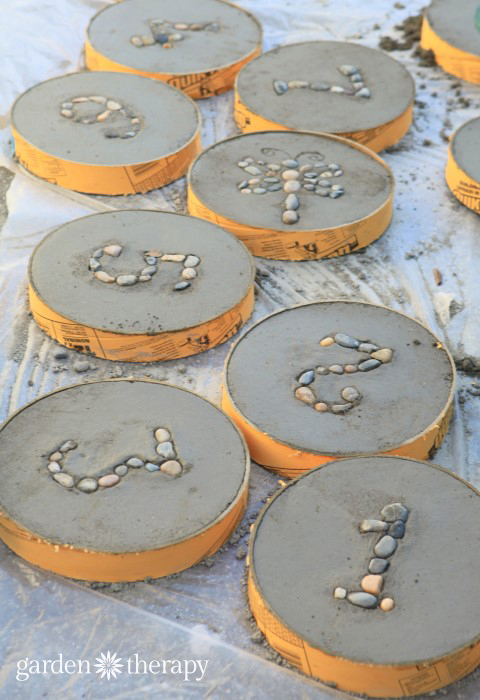 How to make concrete stepping stones for the garden with numbers set in rocks (1)