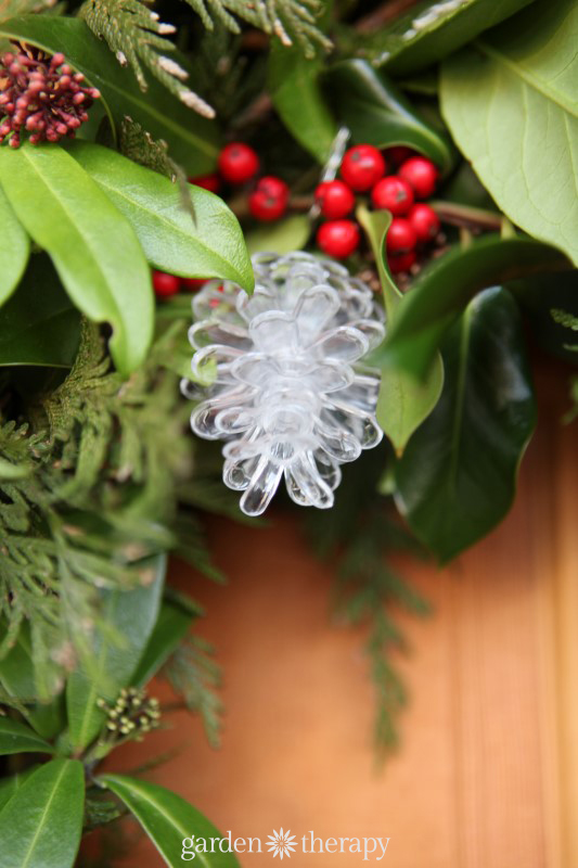 decorateive pine cone light on a wreath