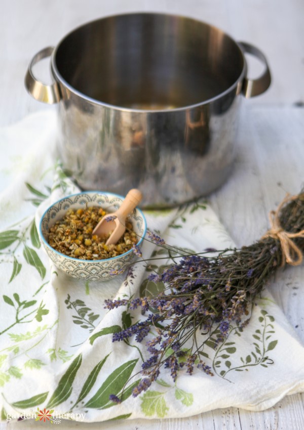 Dried lavender and chamomile for a home decongestant treatment