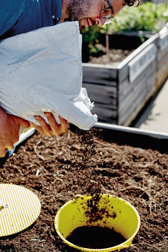 Make a Worm Plunger - a DIY vermicomposter for small spaces (5)