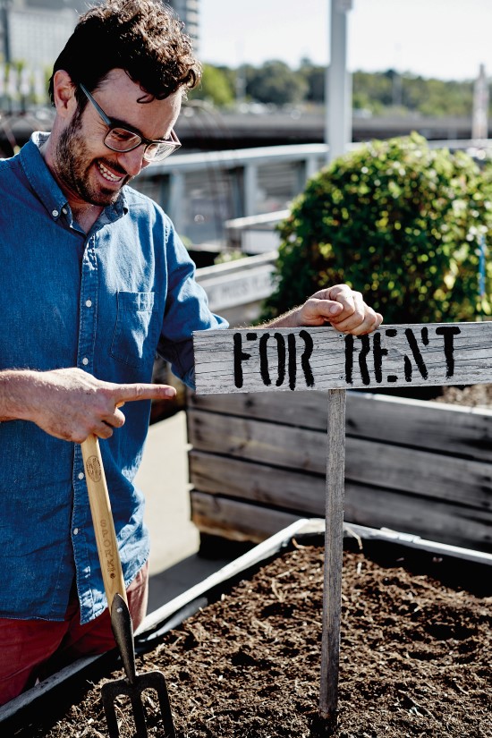 See how to make a vermicomposter in a small space