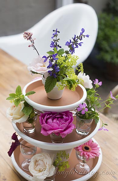 easy summer centerpiece from 32 Terracotta Pot Hacks