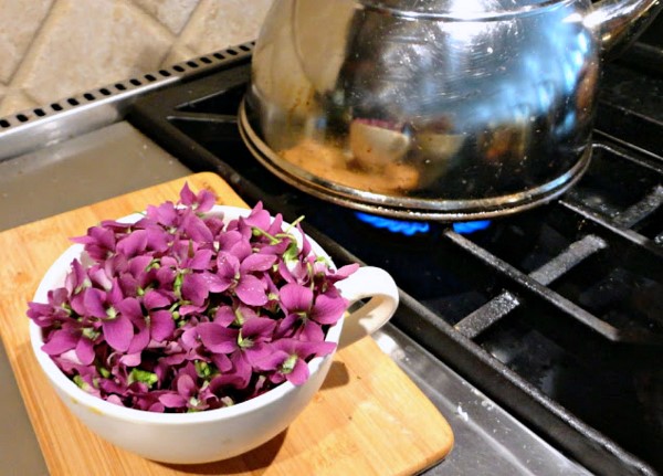 Cooking violets for soda syrup