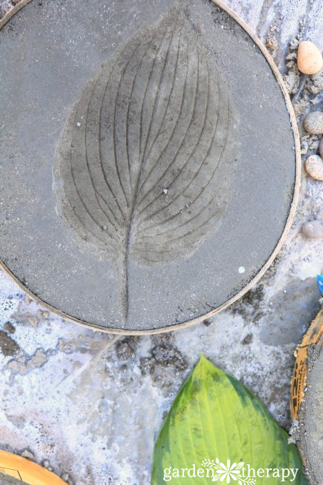 DIY round stepping stones with leaf imprints