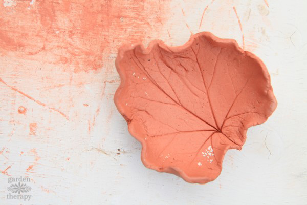 Clay leaf bowl