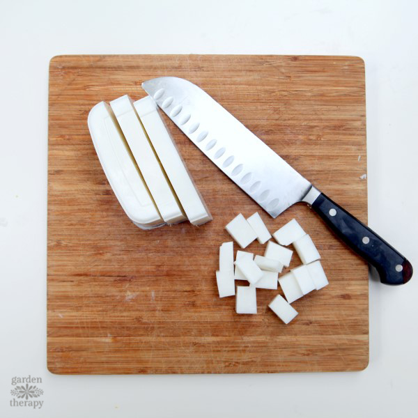     Cortar base de jabón, cuchillo y tabla de cortar