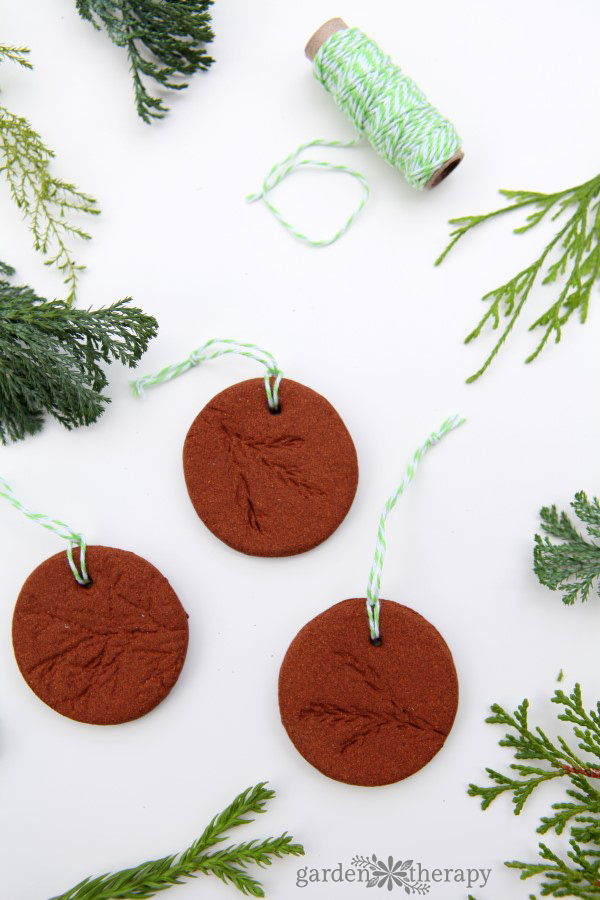 Fragrant cinnamon dough ornaments as simple Christmas decorations