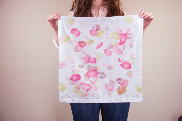 Napkin dyed with begonia flowers