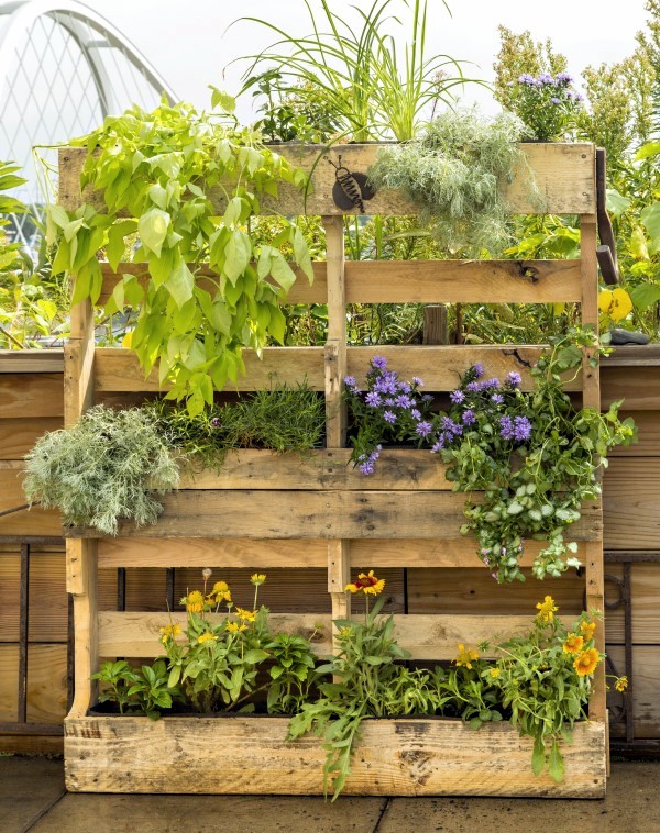 How to Make DIY Pallet Planters and Decorate the Balcony Creative