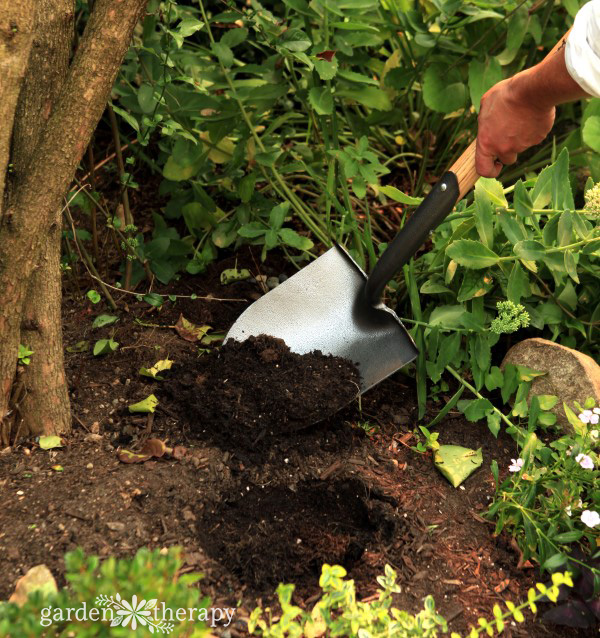 Use of shovel in shop gardening