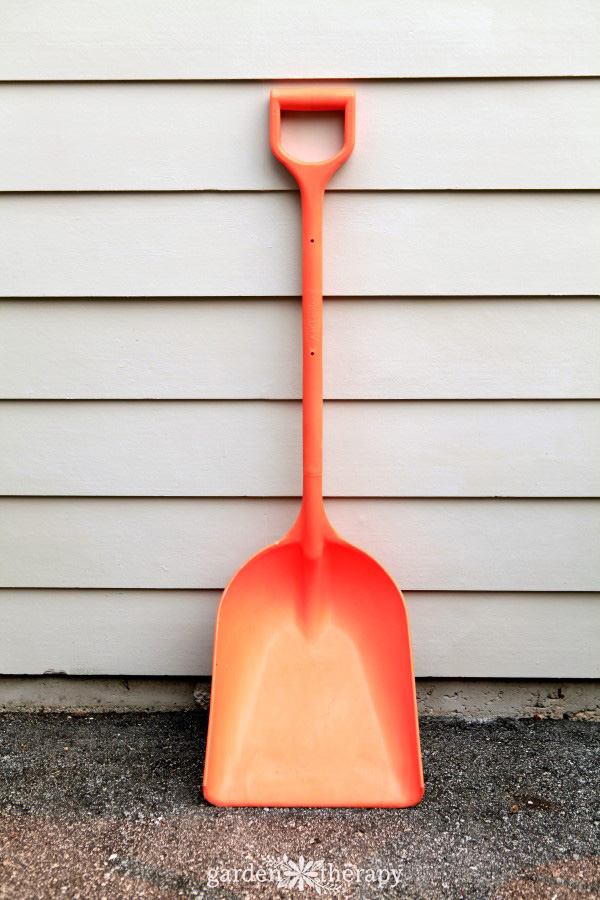 Poly scoop shovel by Gardener's Edge