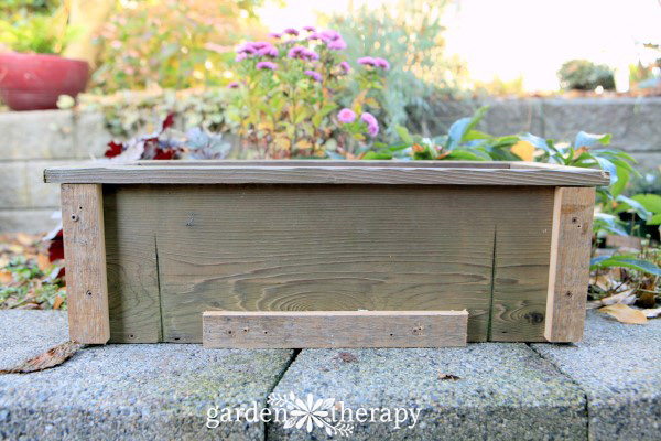 Make a simple winter window box