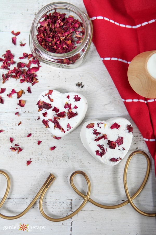 Bombas de baño de pétalos de rosa en forma de corazón