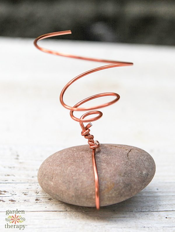 Air Plant Holder with Rock and Wire {DIY Air Plant Display} Garden Therapy