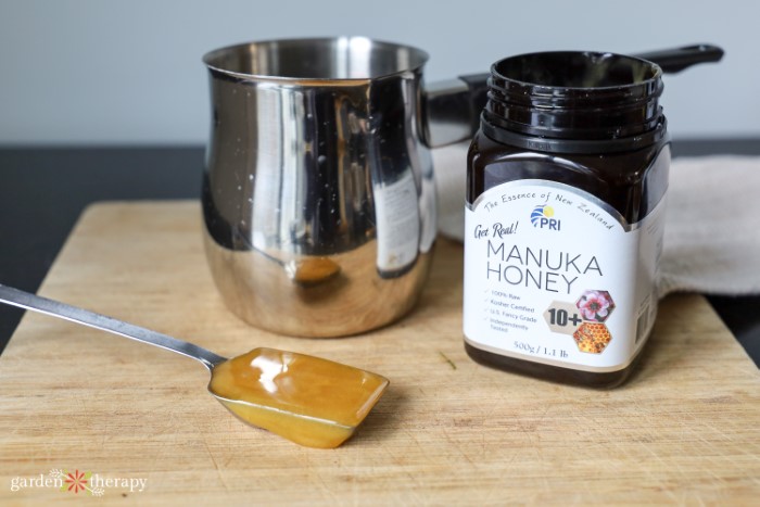 Manuka honey measured out