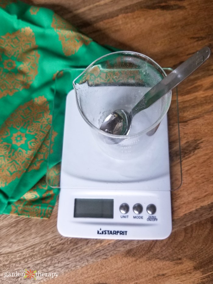 Kitchen scale with glass measuring bowl