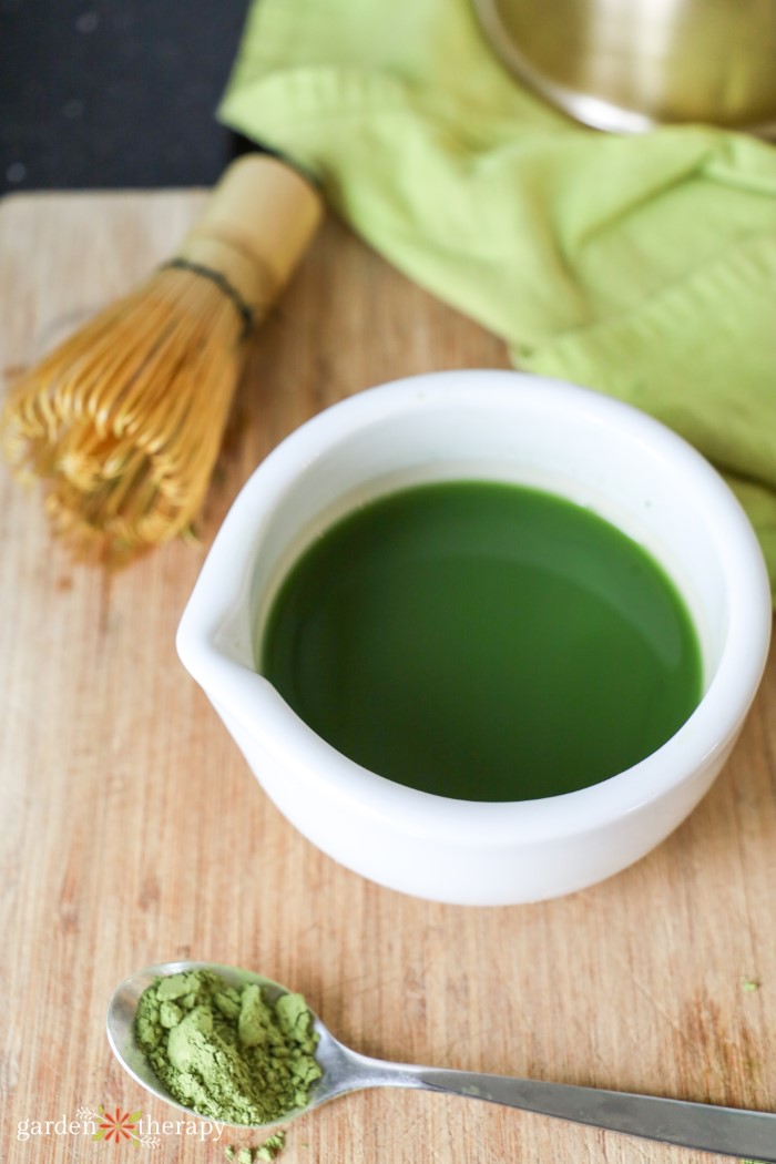 making matcha green tea