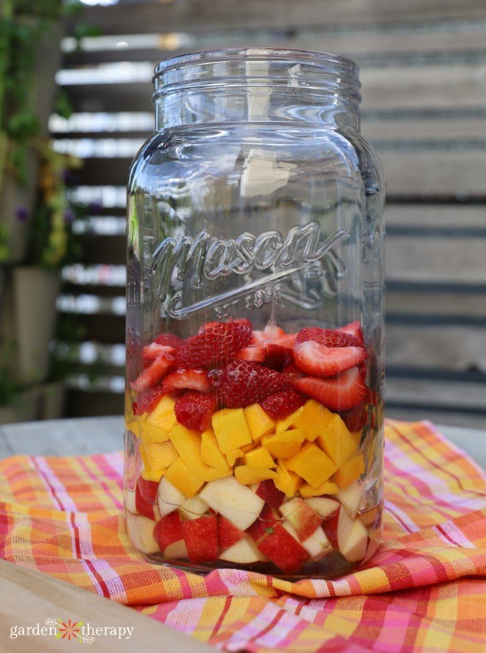 layered sangria fruits