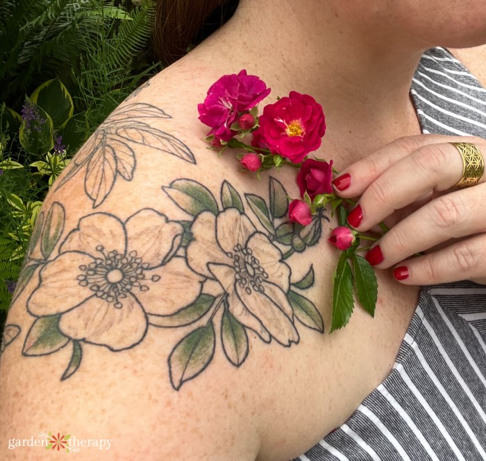 Tatuaje de Stephanie con membrillo en flor