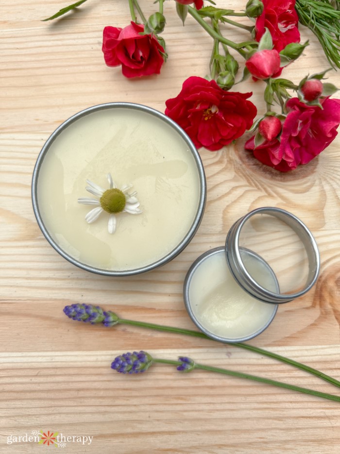 Receta de bálsamo para tatuajes con hierbas medicinales y flores.