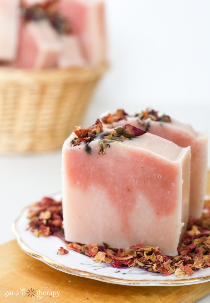 Jabón de pétalos de rosa en el plato: cómo usar el jabón en barra