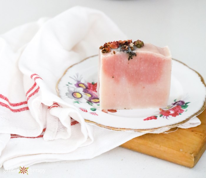 Jabón de rosas en un plato de rosas