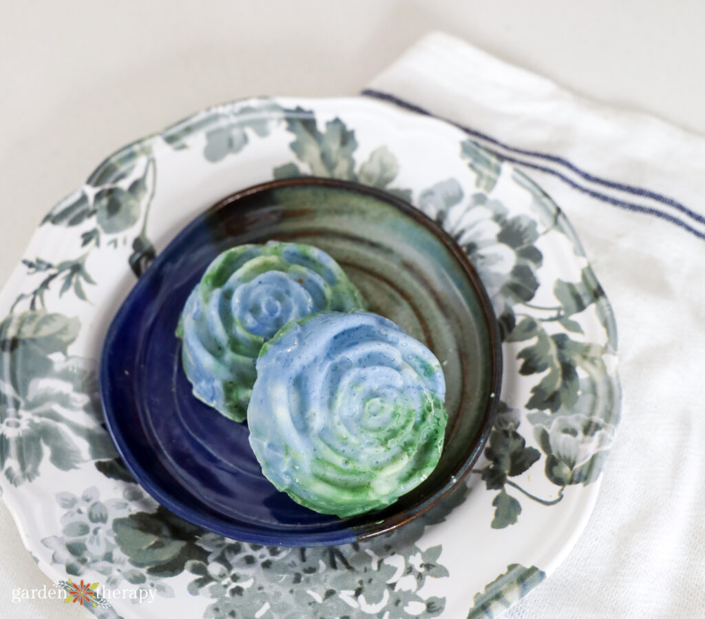 Flor de jabón en un plato