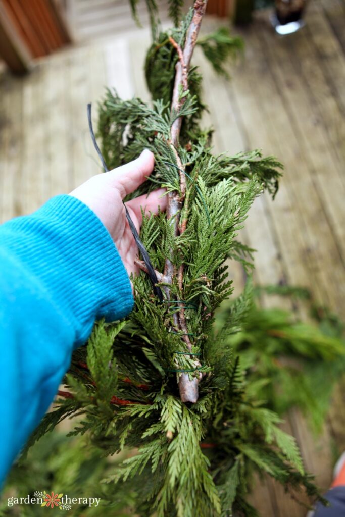 How to make a cedar Christmas garland
