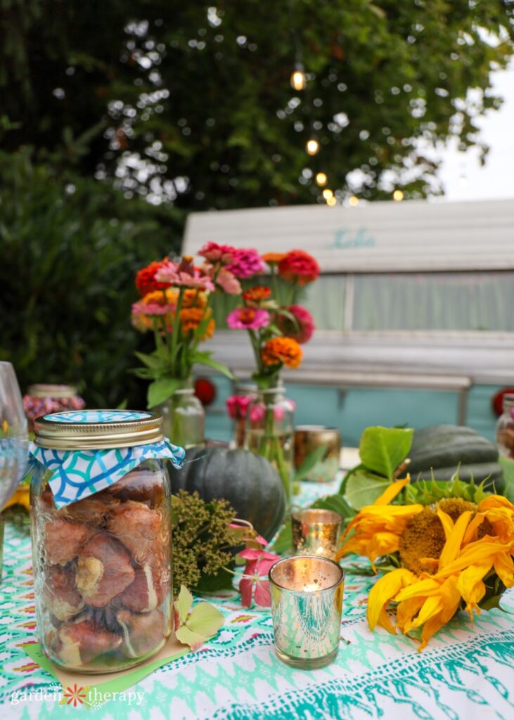 Friendsgiving decor