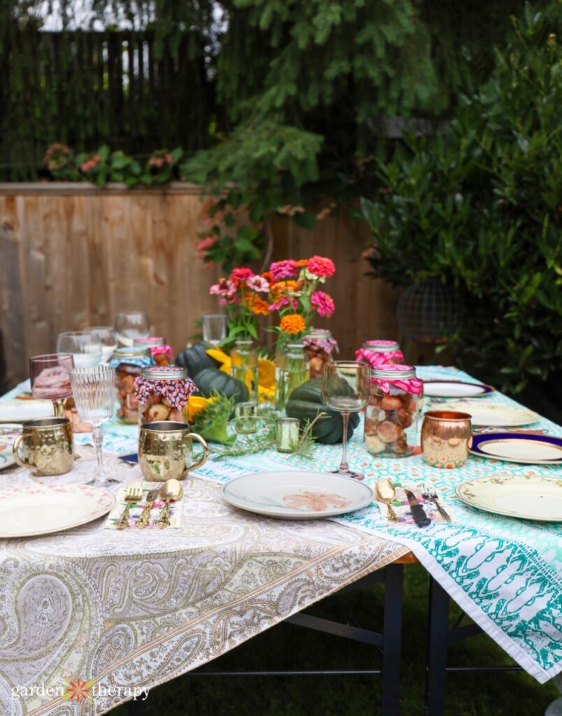 friendsgiving decor ideas for table set up